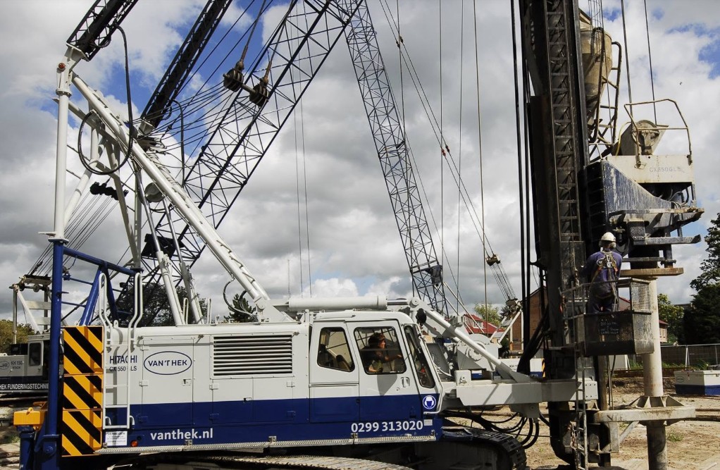 Vandaag heeft de eerste groep monteurs van Gebr. van ’t Hek en De Waalpaal de hydrauliek cursus basis afgerond.